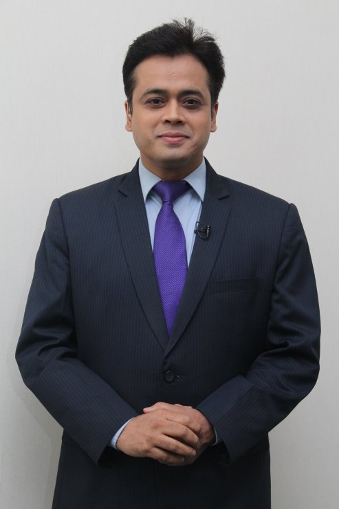 VoiceofRajniti's tweet photo. यह हैं वरिष्ठ पत्रकार अभिसार शर्मा जिन्हें आप जानते ही होंगे.

अभिसार शर्मा एक बेबाक और ईमानदार पत्रकारिता के लिए जाने जाते हैं.

2018 में @abhisar_sharma ने गोदी मीडिया को छोड़ दिया था क्योंकि अभिसार शर्मा सरकार से सवाल 

करते थे और बीजेपी सरकार को यह कतई पसंद नहीं था।

अगस्त 2018 में उन्होंने पत्रकार प्रसून पूनिया वाजपेई के साथ ABP News को छोड़ दिया और 

अपना स्वतंत्र पत्रकारिता के लिए You Tube chanenl खोल लिया.

अभिसार शर्मा के अब 1 करोड़ यानि 10 मिलियन You Tube पर Subscribers हो चुके हैं.

अभिसार शर्मा डिजिटल प्लेटफॉर्म News Click के लिए कार्यक्रम बोलके लव आजाद हैं तेरे नामक 

कार्यक्रम किया करते थे लेकिन सरकार ने News Click पर Chinese फंडेड कहकर ED की Raid डलवा दी और वह बंद हो गया.

अभिसार शर्मा एक ऐसे स्वतंत्र पत्रकार हैं जो देश के असली मुद्दों को अपने You Tube o पर दिखाते हैं और सरकार से बेबाकी से सवाल करते हैं.

रवीश कुमार के बाद अभिसार शर्मा का ही नाम आता है सरकार से सवाल करने के मामले में.

अभिसार शर्मा पर बीजेपी का वाहियाद सांसद संसद निशिकांत दुबे झूठे आरोप लगा चुका है.

असम का मुख्यमंत्री हेमंता बिस्वा शरमा भी अभिसार शर्मा पर केस कर चुका है लेकिन अभिसार शर्मा ने झुकना नहीं सीखा है.

क्या आप भी अभिसार सर को सुनते हैं?