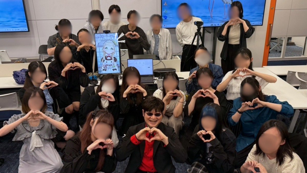 virtual_athome's tweet photo. 🏫デジタルハリウッド大学
『秋葉原バリアフリープロジェクト発表会』
⠀
バーチャルあっとほぉーむカフェ（@virtual_athome）のプレミアムメイド、人形まゆら（@vmaid_mayura）が審査員として参加いたしました✨
⠀
学生ならではの柔軟な視点、熱意あふれるアイデアに深く感銘を受けました。学生たちに負けぬよう、誰もが楽しめる・働ける「バリアフリー」な『バーチャルあっとほぉーむカフェ』の運営に尽力して参ります☕🎀