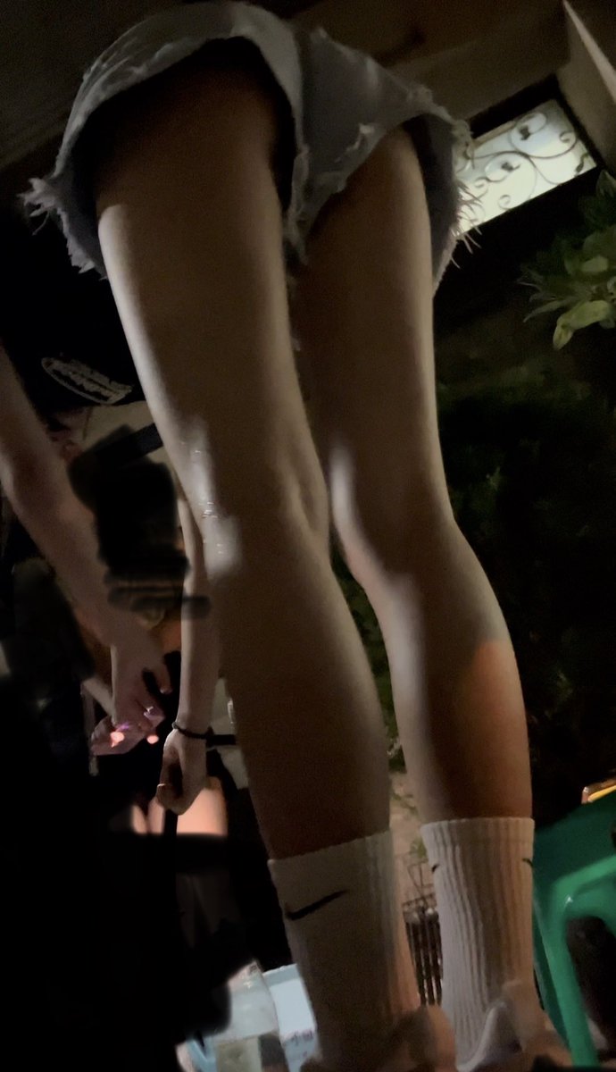 sendsexytwgirl's tweet photo. 推友投稿身邊人
漂亮臉蛋配上這美腿
頂級的砲架
把這小屁股撐開來舔
看起來水很多
很適合一群人一起發洩
#意淫 #身邊人 #偷拍 https://t.co/EIlmYNL3vV