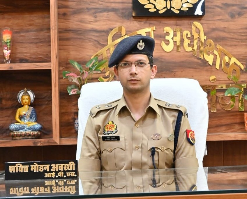AhteshamFIN's tweet photo. #कप्तान अव्वल !! 🏆

#IPS शक्ति मोहन अवस्थी #SP महराजगंज
#IGRS निस्तारण की पुलिस विभाग की रैंकिंग में उत्तर प्रदेश में पहला स्थान हासिल किया है

@maharajganjpol 
@ShaktiAvasthy https://t.co/0L3Y7Olycl