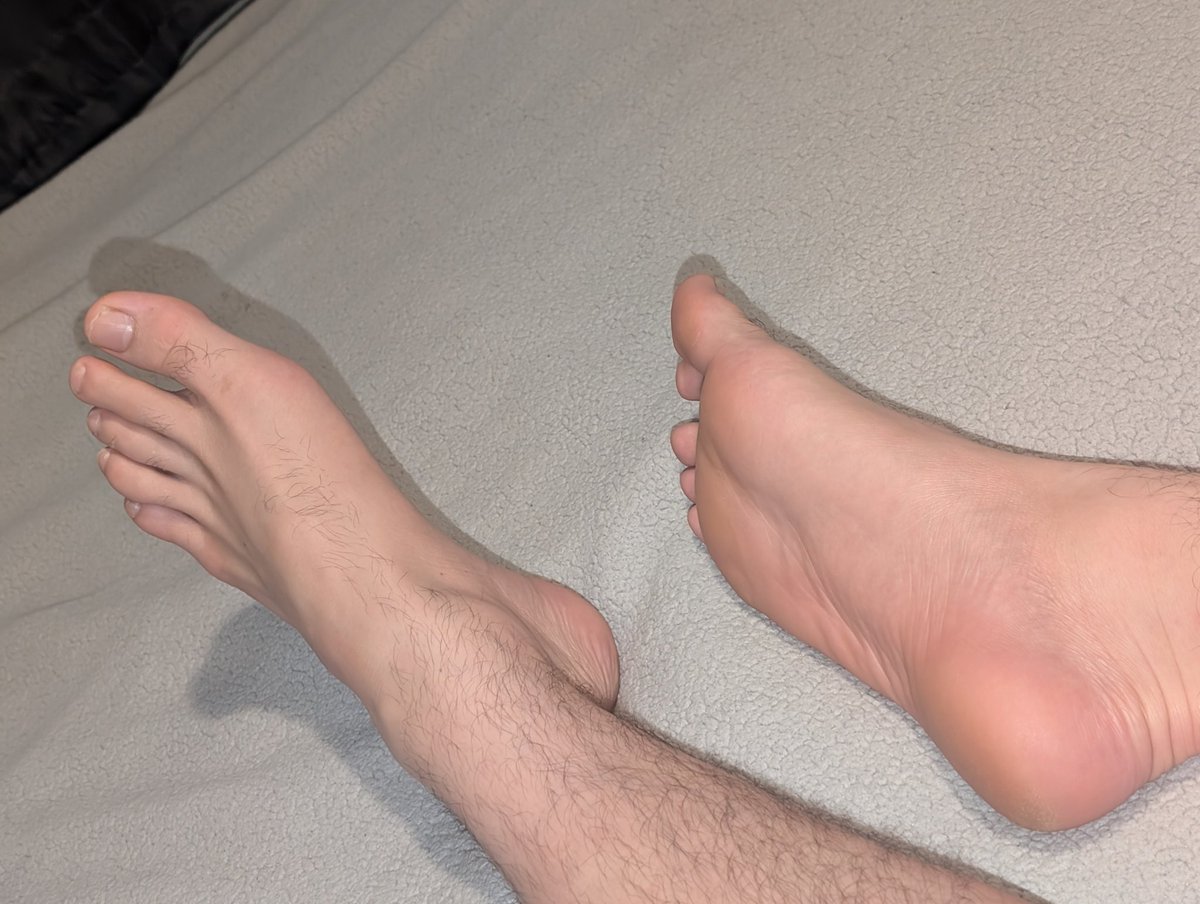Sloj20's tweet photo. I've been walking too much. Need a good foot rub.

#feet https://t.co/aHJ8rNhrir