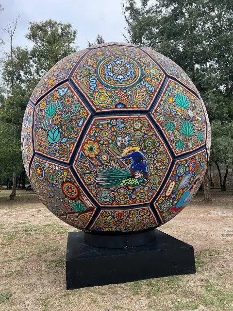 CAMPOSLLERA's tweet photo. @joserra_espn Y no nomas fue esa obra de arte , también los Wixarika hicieron una obra maestra con un balón monumental decorado con chaquira https://t.co/EM7bXnGFnY