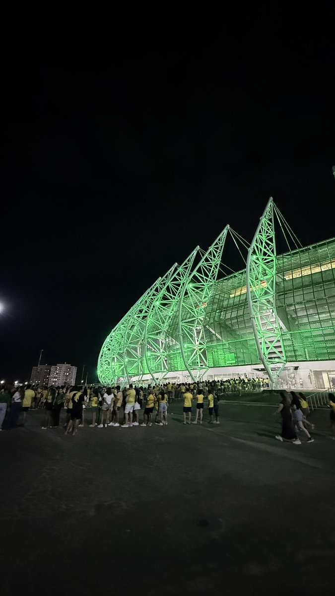 stephaniemcp's tweet photo. apesar do show de horrores da arbitragem e do placar amargo, fizemos uma festa linda no castelão, e mostramos pro mundo a importância do futebol feminino em ser cada vez mais visto, valorizado e aplaudido. orgulho de ter vivido e presenciado esse momento incrível! #BRAXEUA #SeleçãoFeminina