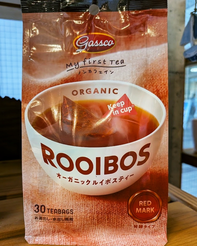 jalanjalanstaff's tweet photo. ルイボスティー・ティーバッグ各種入荷しました！

ルイボスはカフェインゼロでありながらポリフェノールやミネラルが豊富なお茶です。抗酸化作用による美肌・アンチエイジング効果や、むくみ対策、リラックス効果、さらには血糖値や血圧上昇を穏やかにするサポートが期待できます！ https://t.co/yVPnfJbsk4