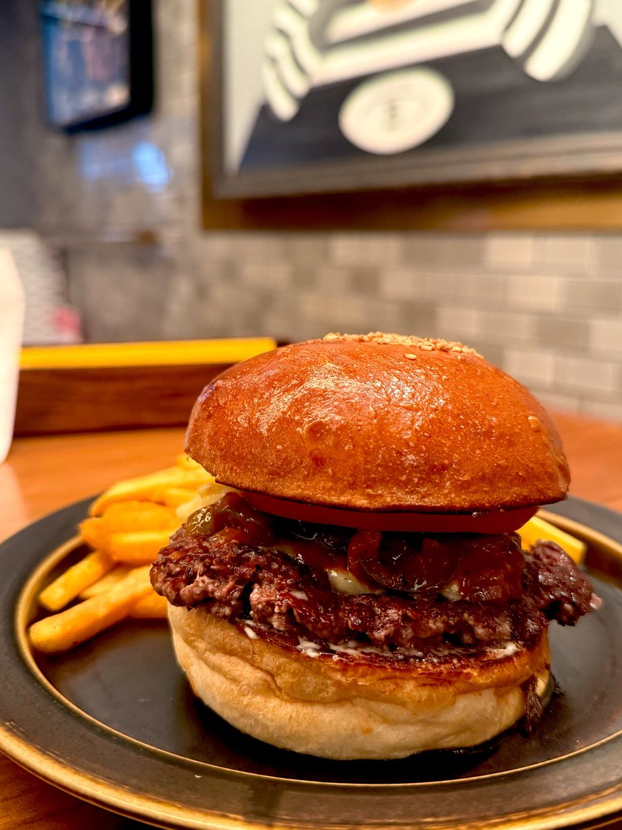 SoR4Ko's tweet photo. BLACOWS(ブラッカウズ)@代官山

ヤザワミート系列の黒毛和牛100%ハンバーガー店🍔

今回はつなぎ無しのスマッシュバーガーにハラペーニョをトッピング🌶ジューシーだけど肉感は少なく食べやすい印象。サイドの和牛ひき肉とチーズのトルティーヤサンドが個人的にはハマった。

この手のお店にしては店内も広く、バーガーのサイズと控えめでお酒やサイドと合わせてゆっくり食事出来そうなのが個人的おすすめポイント🙆‍♀️