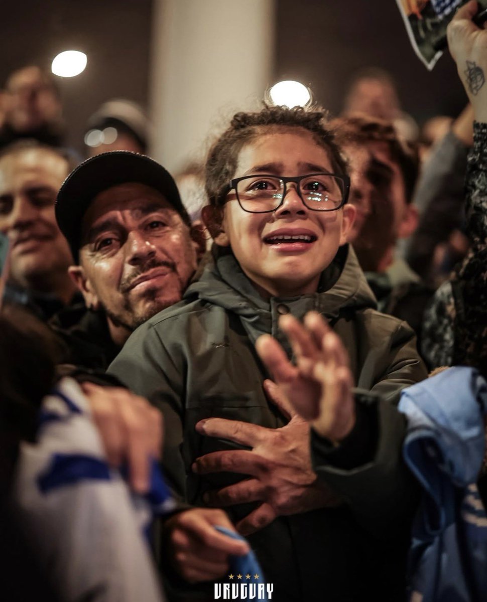 cabezamartini's tweet photo. 🔴🥹 Es realmente imposible explicar con palabras lo que genera el fútbol en Uruguay. Realmente imposible. Por suerte, las imágenes hablan. https://t.co/uFt0VWA1Lq