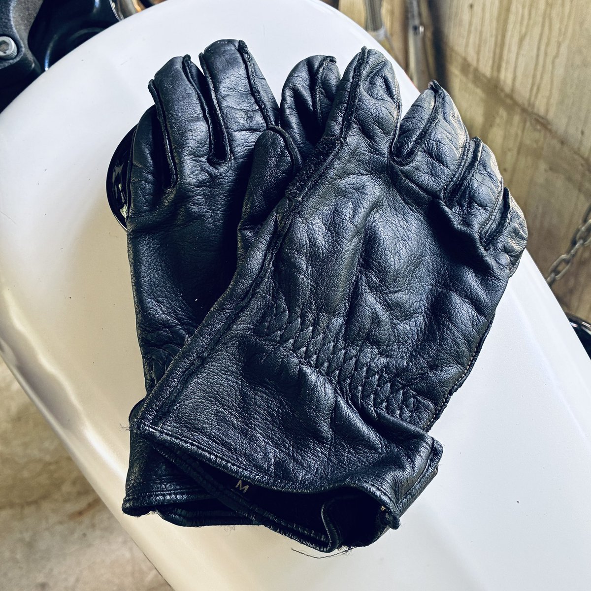 doremiday's tweet photo. クシタニの多分定番グローブ。最初から柔らかくて着け心地がひんやりと気持ちよくて気に入ってる。カドヤのこちらも定番グローブは最初小さい気がしてしばらく使ってなかった。でもこの頃伸びたのかバイクの乗り方が変わったのか今ちょうど良い感じになった。手首のところ短いのも良い。革っていろいろ https://t.co/ZucdDN1vEp