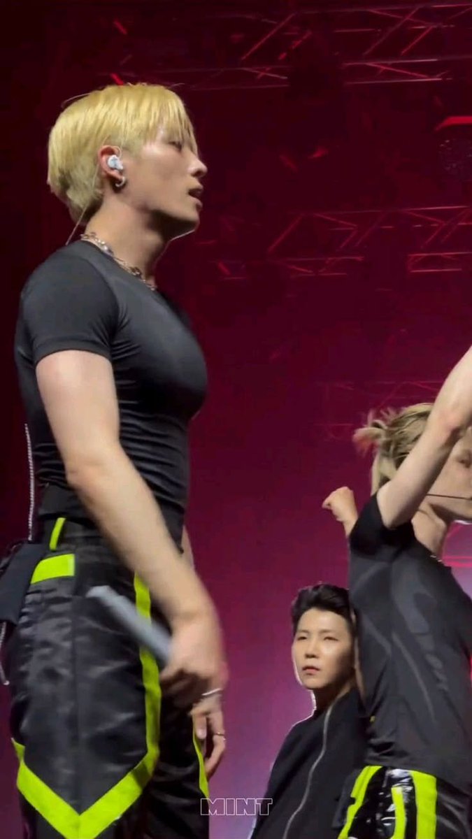 Zoeinnie's tweet photo. The leaders of P1h and SKZ, same pose, and same big juicy boobs, we love our sassy divas https://t.co/jiRKXZASe5