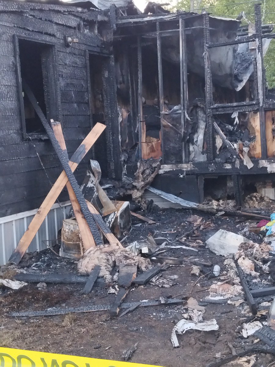 HandeDiana's tweet photo. My son and family were in a house fire in Haverhill NH. My son got out his family safe. but the roof fell on him he was able to get dog out but they lost puppy and three cats. He is in Boston burn unit in mass. he has23% of body burned. They lost ever thing. https://t.co/ogqnYe9iMc
