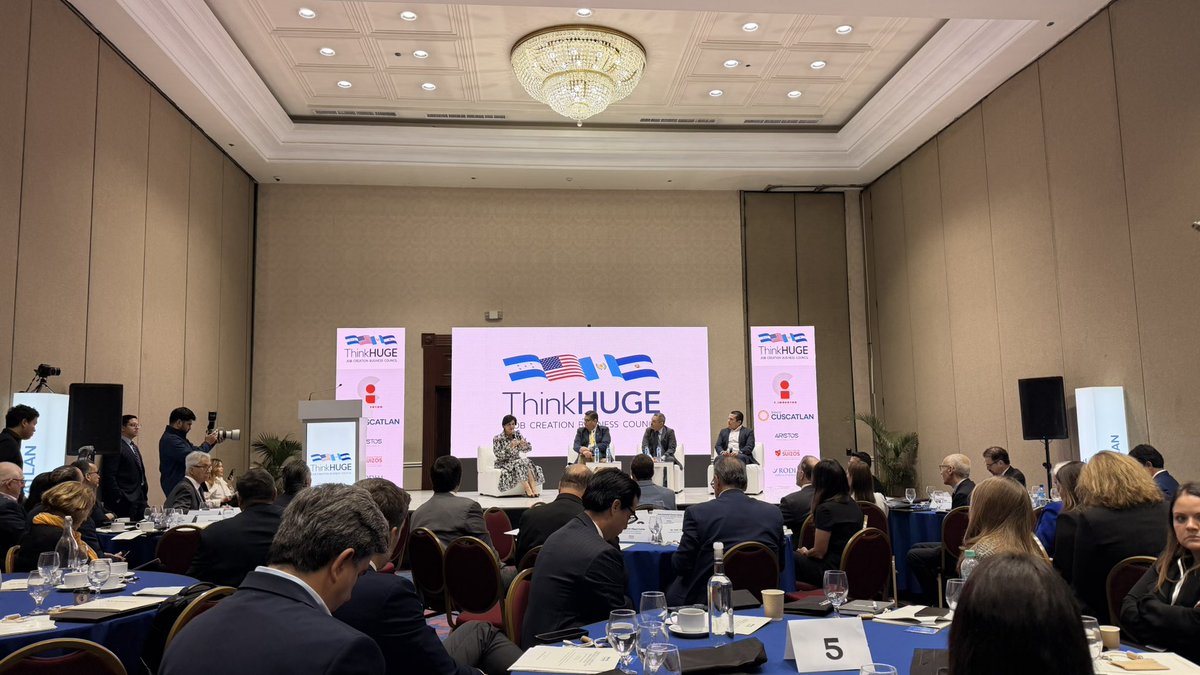 CNI_HN's tweet photo. Desde San Salvador, el Consejo Nacional de Inversiones, junto a @arsa_honduras , posicionó a Honduras como un destino emergente para la atracción de inversión estratégica en la industria farmacéutica y de insumos médicos, promoviendo capacidades nacionales en regulación, talento humano y competitividad regional.

En representación del ministro de Inversiones y secretario ejecutivo del CNI, Epaminondas Marinakys, participó Gonzalo Granados, integrante del equipo técnico de la Jefatura de Inteligencia y Análisis de Datos del Consejo, acompañando la delegación hondureña junto al comisionado presidente de ARSA, Leonardo Sánchez.

El encuentro, organizado por #ThinkHUGE, reunió a representantes de Honduras, Guatemala, El Salvador y Estados Unidos para impulsar oportunidades de integración regional y fortalecer cadenas de suministro vinculadas al mercado estadounidense.

Con estas acciones, Honduras continúa avanzando en la consolidación de sectores de alto valor agregado que generan empleo especializado, crecimiento económico y nuevas oportunidades de inversión para el país.