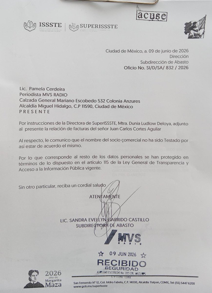 DuniaLudlow's tweet photo. Ay Pamela, cualquier persona que conozca mínimamente cómo funciona el campo sabe que no existe un productor que produzca de todo, para todos los mercados y durante todo el año. Y también sabe que no todos los intermediarios son iguales.

Ya se te explicó, con toda claridad, que se trata de un empresario de la Central de Abasto que forma parte de la Asociación de Productores de Morelos y que sirve como canal de comercialización para pequeños productores que, por sí solos, difícilmente podrían colocar sus productos en cadenas comerciales.

También se te informó que existen facturas y documentación para acreditar lo que se ha dicho.

Si aun así decides seguir enredada en el tema, estás en tu derecho. Pero parecería que tienes más interés en sostener una narrativa que en entender cómo funcionan realmente las cadenas de suministro y la realidad social del campo mexicano.

Lo verdaderamente importante es que logramos acercar jitomate a precios más accesibles para las familias, abrir oportunidades de comercialización para productores locales y demostrar que una institución pública puede negociar condiciones favorables para los consumidores.

Esa debería ser la discusión.

¿Por qué una institución como SUPERISSSTE pudo conseguir mejores condiciones para la gente en un momento de alta volatilidad de precios, mientras otros prefieren dedicar su tiempo a sembrar sospechas?

Menos suspicacias y más interés por entender cómo se construyen soluciones reales para productores y consumidores.

Por cierto, ya recibiste la información. Bendiciones y saludo ✨🍅