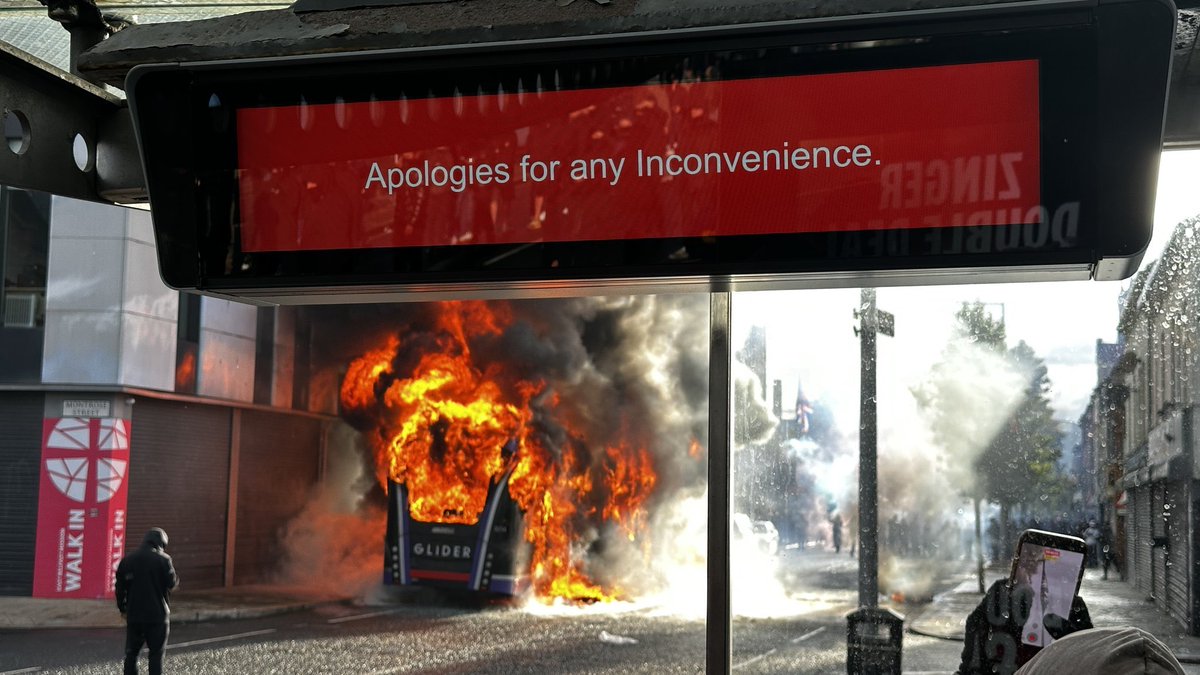 aswren's tweet photo. I feel like no image has captured the state of Britain better than this https://t.co/h5Z3lq4e4k