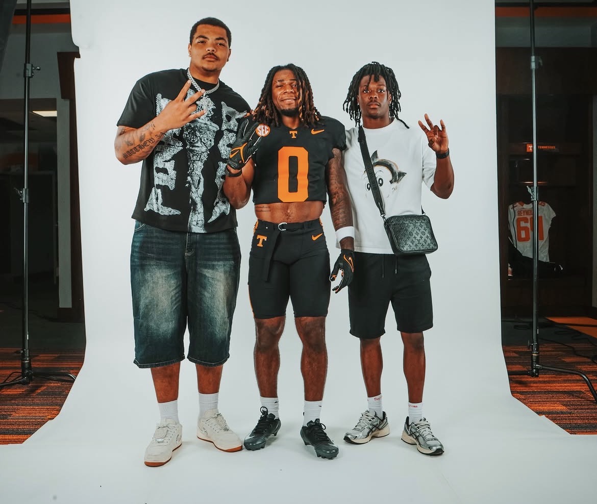 joeypetersen8's tweet photo. True freshman OT Gabe Osenda &amp; DB Jamyan Theodore, two former Baylor teammates of DGG have a chance to be MASSIVE in his recruitment https://t.co/qYSthso5jY