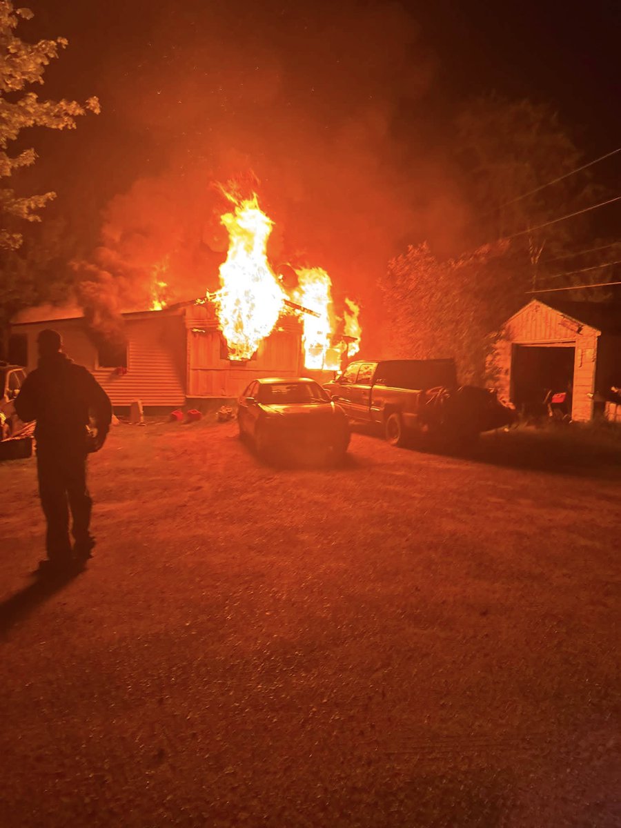 HandeDiana's tweet photo. My son and family were in a house fire in Haverhill NH. My son got out his family safe. but the roof fell on him he was able to get dog out but they lost puppy and three cats. He is in Boston burn unit in mass. he has23% of body burned. They lost ever thing. https://t.co/ogqnYe9iMc