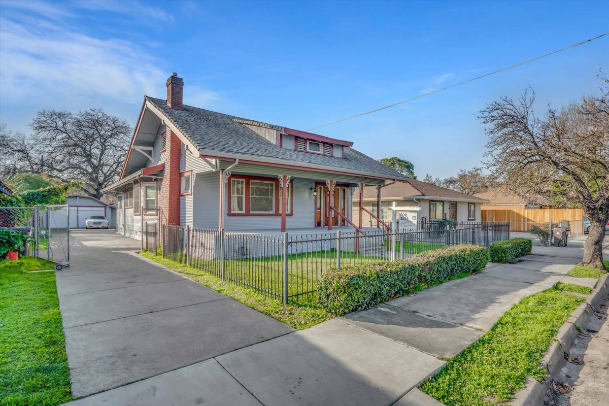 MudvilleRealty's tweet photo. $300K in Stockton hits different when it’s 1,473 sq ft, owned solar, sitting between Victory Park &amp; Miracle Mile.

Craftsman built in 1911. Excellent bones. Original moldings. Upgraded systems. Cosmetic fixer — the vision is yours.

 https://t.co/w6gZNm0Hoh https://t.co/IBejohQp1M