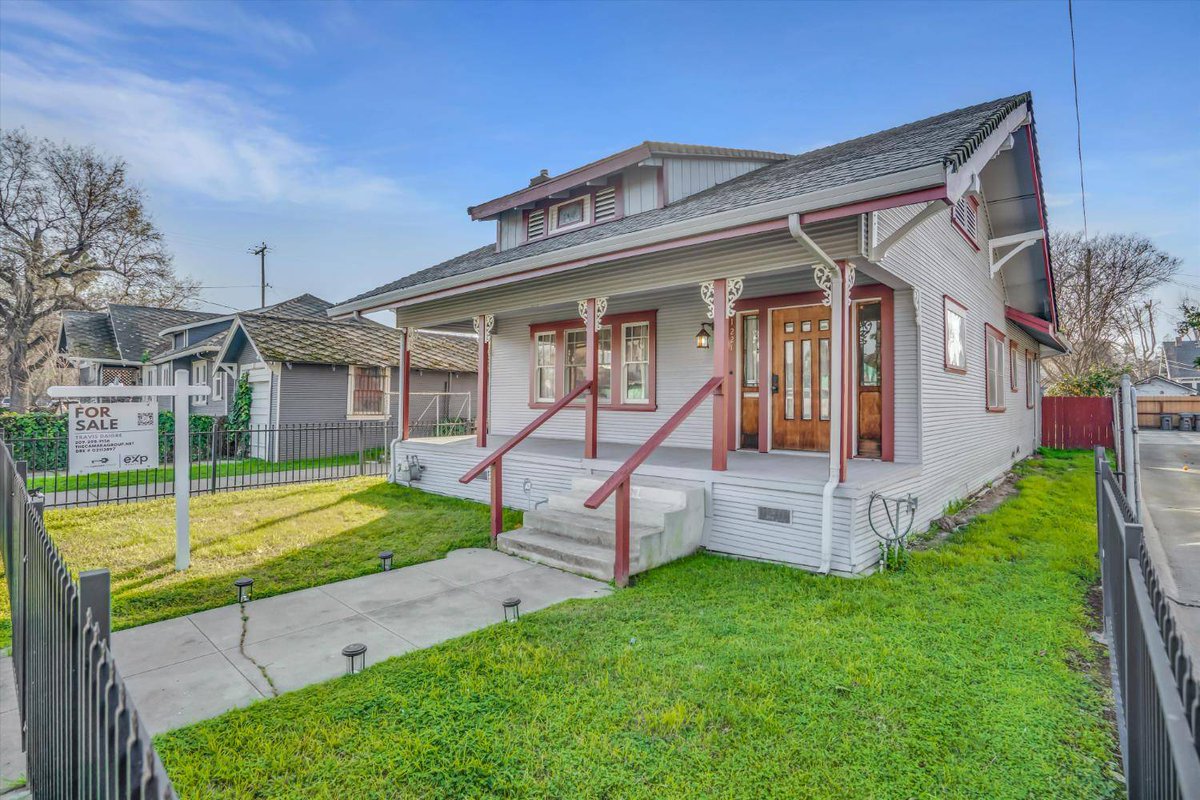 MudvilleRealty's tweet photo. $300K in Stockton hits different when it’s 1,473 sq ft, owned solar, sitting between Victory Park &amp; Miracle Mile.

Craftsman built in 1911. Excellent bones. Original moldings. Upgraded systems. Cosmetic fixer — the vision is yours.

 https://t.co/w6gZNm0Hoh https://t.co/IBejohQp1M