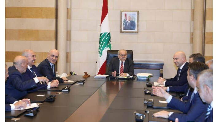 PeopleLebanon's tweet photo. في مشهد يعكس أهمية الحوار والتنسيق بين السلطات استقبل رئيس مجلس الوزراء نواف سلام نواب بيروت بحضور وزير الداخلية أحمد الحجار في لقاء يؤكد ضرورة توحيد الجهود لمعالجة القضايا الوطنية وتعزيز الاستقرار التعاون بين الحكومة وممثلي الشعب يبقى حجر الأساس لدفع عجلة الإصلاح https://t.co/RCiocdvnWz