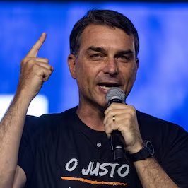 ericksalzerr's tweet photo. 🚨 LULA SURTA E FLÁVIO BOLSONARO AVANÇA EM ESTADO CHAVE PARA O PETISTA🚨

Segundo fontes, Lula teria surtado ao saber que Flávio Bolsonaro aparece na frente em estado forte para o petista. Mesmo governado por aliados de Lula, pesquisa mostra Flávio Bolsonaro à frente no Espírito Santo, refletindo o perfil mais conservador do eleitorado capixaba.

Para o colunista Robson Bonin, “Há uma predominância conservadora no estado, assim como a gente vê em outros estados também da região Sudeste”.

FLÁVIO BOLSONARO PRESIDENTE!

#ForaLula 
#LulaPCCeCV
#LulaCorrupção
#FlavioBolsonaroPresidente
#FlavioBolsonaroLidera