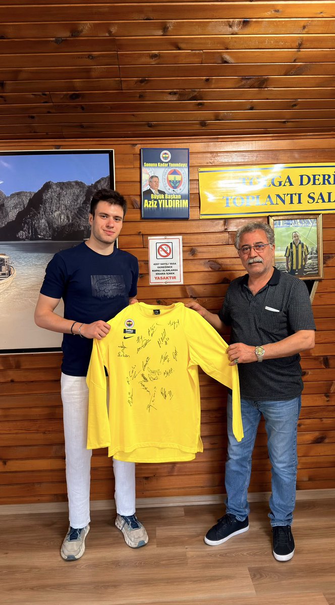 Lefter141907's tweet photo. EuroLeague Playoff serisinde  oynadığımız Zalgiris maçı öncesi yaptığımız ziyarette  basketbol subesinden  sorumlu yöneticimiz Sayın Cem Ciritçi Bolu Dernegi kongre uyesi Kayhan Zorlu'ya basketbol oyuncularımiz tarafından imzalanmış warm-up forması derneğimize hediye  edilmiştir. https://t.co/gh08eQQAhq