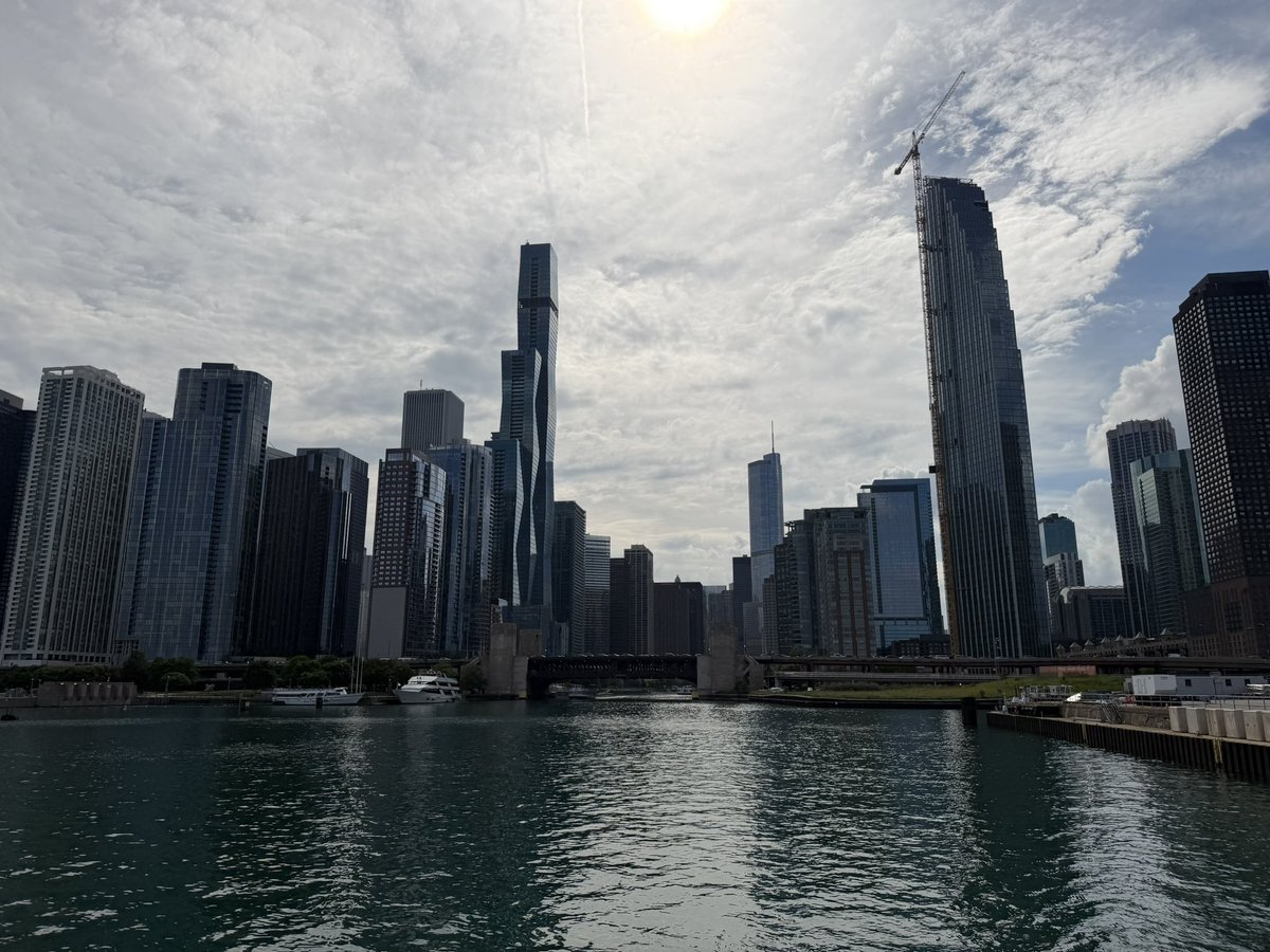 LUFC1992_v2's tweet photo. Chicago Architectural River Cruise was AMAZING👌

Special thanks to our guide Doug and his incredible knowledge of all the buildings 🙌 https://t.co/koO3tzxBeB