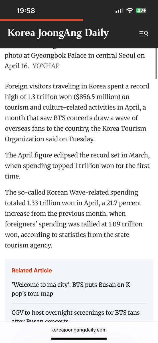 indigoozs's tweet photo. as matérias do nytimes e bbc sairam logo apos o show, sem nem mesmo esperar a prefeitura de seoul divulgar os números. 

novamente, sem voltar para as matérias da koreaboo, ate hoje a organização de turismo coreano ta falando sobre o numero record de turistas q o retorno atraiu https://t.co/XnQ9dJ0jfw