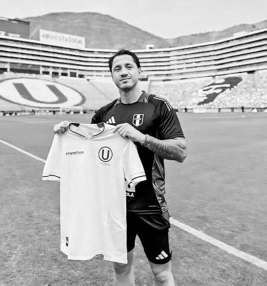 ErrorArbitralTR's tweet photo. Felipe Quelopana, periodista deportivo: “Universitario tiene una deuda de más de CIEN MILLONES de dólares y, sin embargo, está intentando fichar a Lapadula. ¿De dónde saca el dinero la U? Esto se podría tomar como COMPETENCIA DESLEAL.”

¿Opiniones? 🤔 https://t.co/r33iLtnyfw