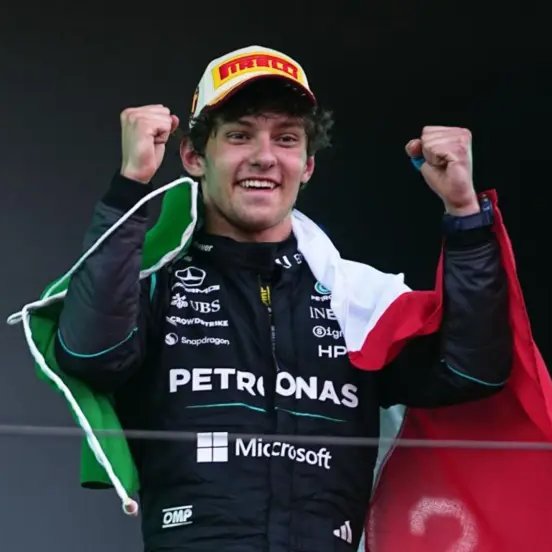 blog_formula1's tweet photo. ⭐️ "ANTONELLI É ANTONELLI, DEIXEM SENNA EM PAZ" ⭐️

O jornal espanhol Marca falou sobre as comparações entre Senna e Antonelli: 

"Mônaco coroou definitivamente Kimi Antonelli. Ele proporcionou o fim de semana impecável que esperávamos. Uma performance perfeita, com uma volta de classificação tão limpa que lembrou a de Vettel em um carro de outro planeta.

No entanto, discordo completamente das comparações exageradas com Ayton. Seja pelo fato de ele usar o mesmo número, pela sua aparência física ou pelo fato de já ter vencido em Mônaco, precisamos analisar a situação com mais calma.

O astro brasileiro conseguiu abrir vantagem sobre seus companheiros de equipe, ou melhor, sobre seu então companheiro Alain Prost na classificação de Mônaco, algo impossível hoje em dia. 

Ninguém consegue fazer isso, em parte porque engenheiros, telemetria e avanços tecnológicos igualaram as condições de competição.

Ayrton brilhou em Mônaco com uma Toleman na chuva. Com um carro muito ruim, ele ia derrotar a poderosa McLaren de Alain Prost. Antonelli, por sua vez, pilota um avião incrível, um carro semelhante ao Mercedes de 2014.

Antonelli é Antonell, vamos deixá-lo crescer em paz e aproveitar seu melhor desempenho até agora na Fórmula 1, sem dúvida muito melhor do que suas vitórias anteriores"