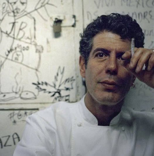 abarcaredic's tweet photo. Fue conocido como el "Chef rebelde" o el "punk de la cocina", fue abierto sobre el lado oscuro del rubro sobre el que basó su primer libro, "Kitchen Confidential: Adventures in the Culinary Underbelly" (2000).
Escribió 13 en total, todos best sellers.
#AnthonyBourdain
8/8/2018 🍽️ https://t.co/WuWWDUCTNG