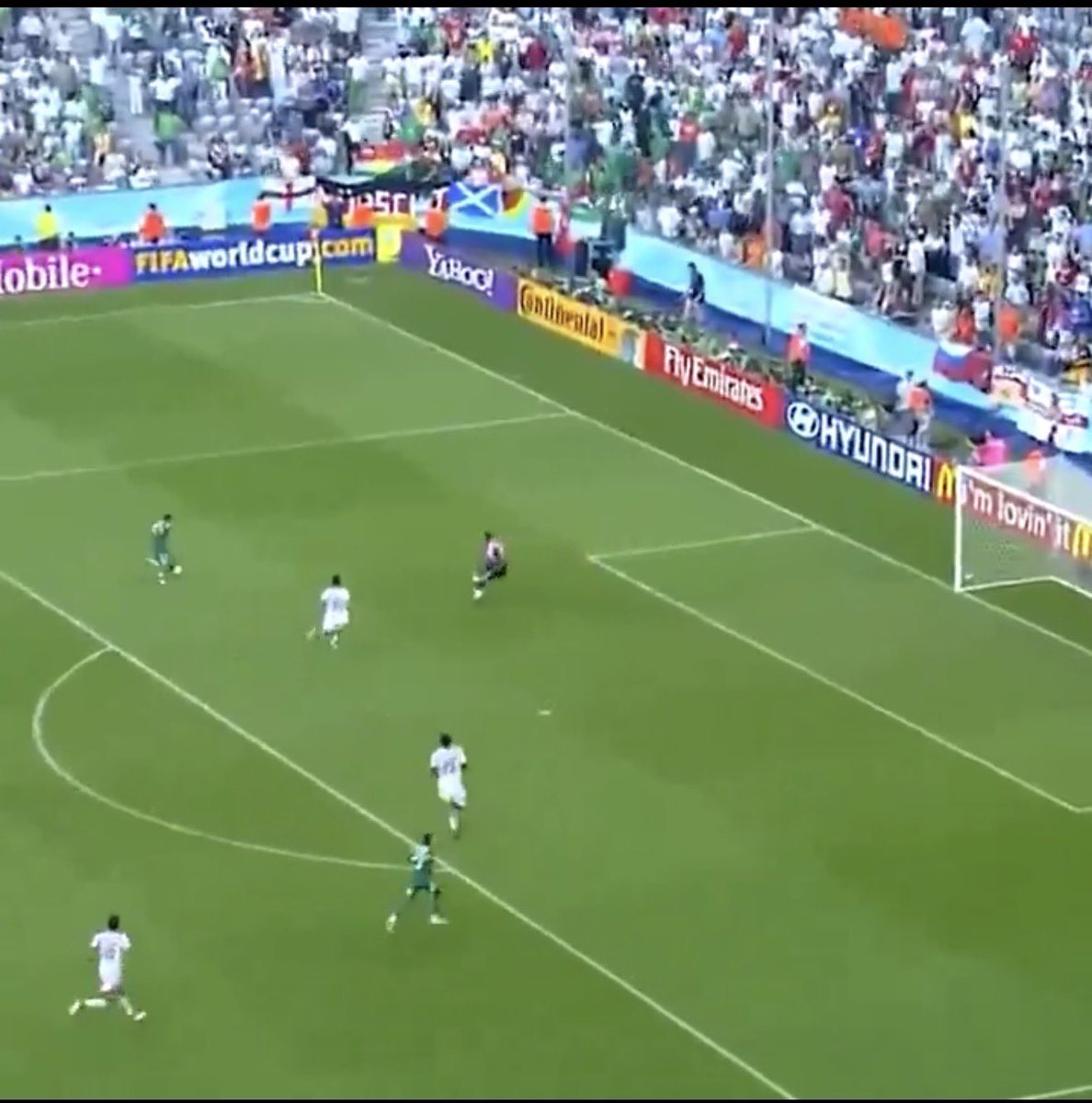 dx_h57's tweet photo. @h_s_m_11 @khaled_q28 @SamiAlJaber اما تشوفها بالسهوله هذي .. هجمه مرتده سريعه والمدافع اللي جاي معه والحارس متقدم ومقفل الزوايا وغير كذا مباراة كأس عالم وصخب جمهور ومباراة مشدوده وتوه نازل .. والله فنان وانهاء لاعب فنان https://t.co/kqZIdhZIEw
