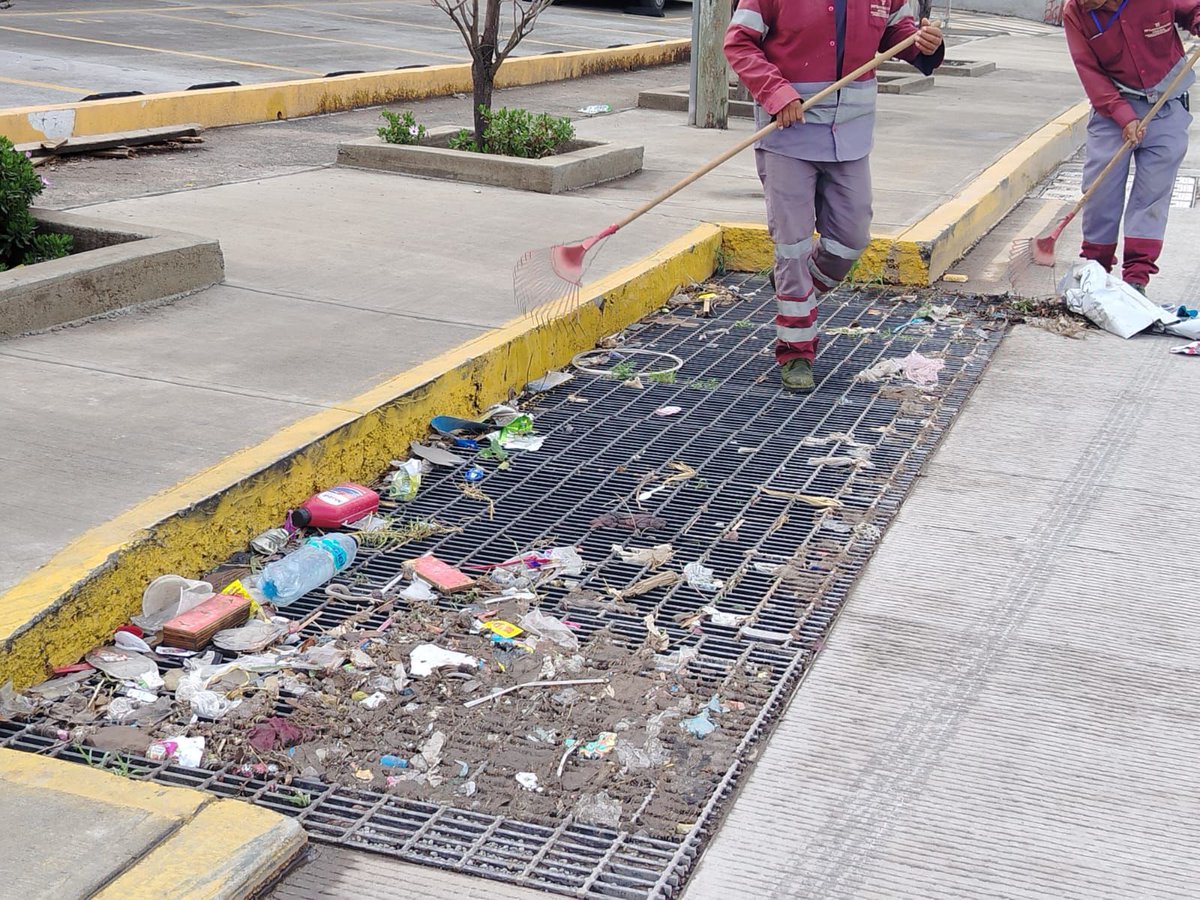 SIPDUS's tweet photo. Retiramos basura que tapa el flujo del agua y propicia acumulación de agua. Te invitamos a disponer de tu basura de manera correcta, para evitar riesgos para todas y todos.

#PrimeroElPueblo https://t.co/zJAovv8mlr