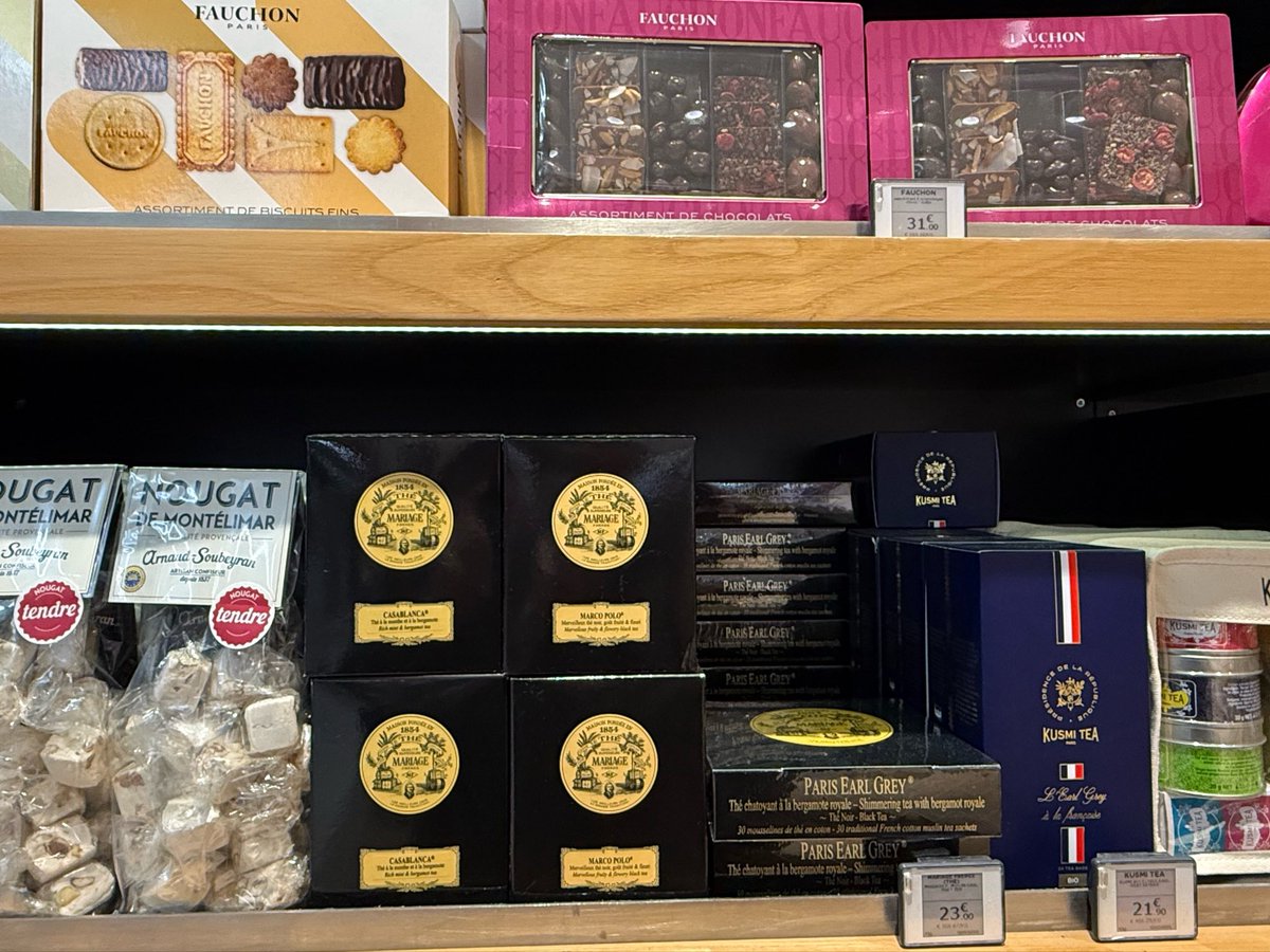 Tea_Gran's tweet photo. 【欧州茶旅】34
パリ滞在も終了
空港の出発ロビーでもお茶を探します
MARIAGE FRERESとKUSMI TEAがある
Laduréeのお茶もあるけど、マカロンも魅惑的 https://t.co/iHLc9PWQ2h