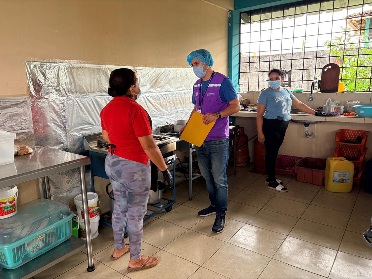 MijailHidalgo's tweet photo. Cuidamos tu salud #Orellana
Técnicos de @Arcsa_Ec realizan controles higiénicos a establecimientos y verificamos el  etiquetado de productos que se comercializan en la provincia.
#ArcsaControla
@DanielSanchezEc https://t.co/m7PTNWbUHY