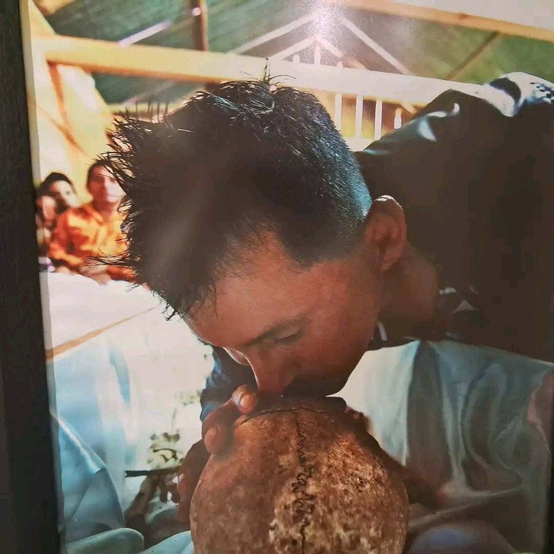 AbueloDeSiete's tweet photo. Mira Zury Rios [@zuryporguate] HDTPM te podés meter tus discursos de FAMILIA Y RELIGIÓN por el culo.

Mientras tu tío UN CATÓLICO: "MARIO Rios Montt" hermano de tu padre el genocida, TUVO LOS HUEVOS DE defender nuestros derechos y atacar a tu padre con críticas... vos y tu círculo ASQUEROSO de derecha conservadora, se llenan la puta boca en decir:
"NO HUBO GENOCIDIO".

No sabes el asco que me dan tus discursos y tu sonrisa fingida.

Tu maldito padre los mandó a fusilar a todos por ser ZURDOS DE MIERDA, como nos tratan ustedes cada que queremos un cambio en GUATEMALA.

Los mandó a fusilar por LUCHAR POR MIS DERECHOS.

Para ustedes derecha de mierda, la SALUD, LA EDUCACIÓN Y UN SALARIO DIGNO no son derechos si no privilegios.

Ustedes quieren seguir en el maldito poder para seguir controlando el Congreso a base de mentiras y engaños que la izquierda es MALA y que USTEDES hipócritas de mierda, son la SOLUCION, 50 años lleva la derecha en el poder y siguen diciendo que SON LA SOLUCION.

👉🏽 No es odio a la derecha lo que tengo, es asco a los que se dicen ser derecha y jamás la han practicado.

[sic]