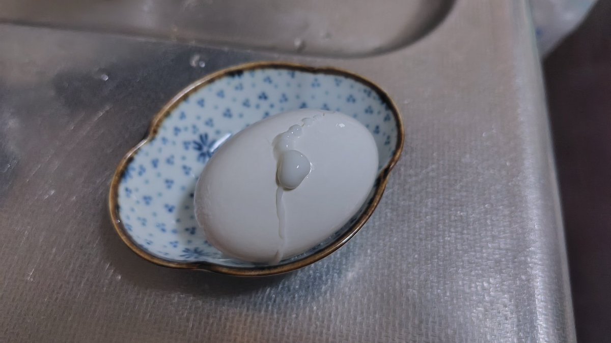 junjunjunbou2's tweet photo. どうしていつも茹でる前に気づかないのか🥚 https://t.co/5nro80OJsV