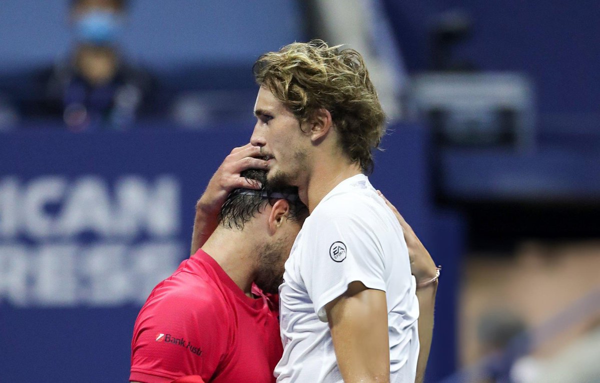 Tiempodetenis1's tweet photo. ❤️🥹 El conmovedor mensaje de Dominic Thiem a Alexander Zverev tras su título en Roland Garros

🗣️ "Felicitaciones por tu increíble y merecido primer título de Grand Slam. Llegamos al circuito prácticamente al mismo tiempo, en 2014, y verte finalmente levantar un trofeo de Grand Slam me hace muy feliz"

🗣️ "Muy pocos jugadores merecían este momento tanto como tú. Tu carrera ha sido demasiado buena como para no estar acompañada por un título de Grand Slam. Qué final. Qué batalla. Disfruta cada segundo, campeón. Te lo has ganado"