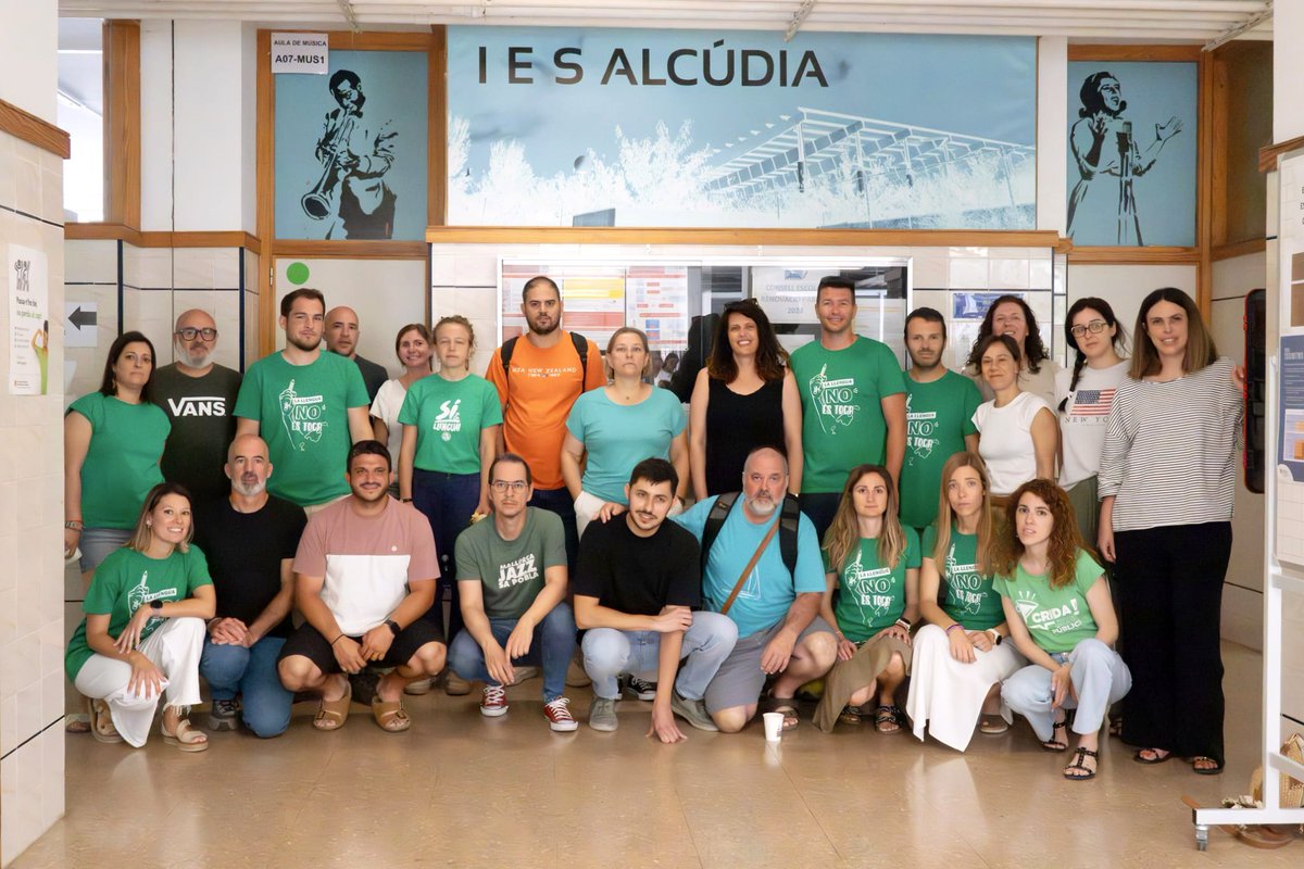 Assembleadocent's tweet photo. Seguim sumant suports a les mobilitzacions de Catalunya, del País Valencià i a les de la #xarxa03ib, perquè la defensa de l'educació pública #TambéÉsLaNostraLluita

#DemanamFetsNoMiracles

✊ IES Alcúdia
✊ CEIP Climent Serra i Servera 
✊ IES Bendinat
✊ IES Biel Martí https://t.co/013qE8bI4i