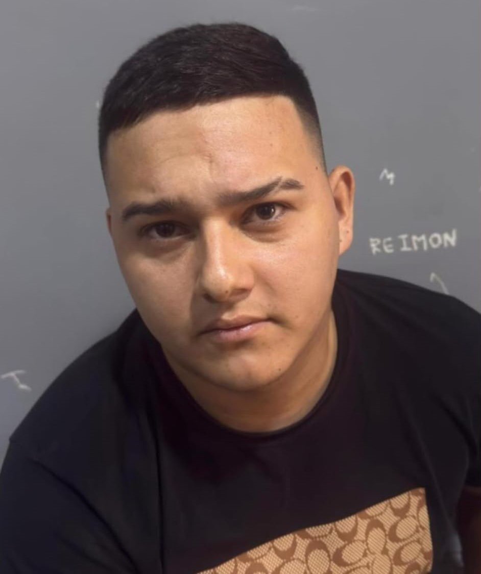jhonjacome's tweet photo. #ATENCIÓN Este es el sicario que el pasado sábado asesinó al periodista @chherrera76 en el barrio Quinta Oriental de Cúcuta. Junto a él han sido capturadas dos personas más: un hombre que le suministró el arma y una mujer que sirvió de ‘campanera’ el día del atentado. https://t.co/errnYN2mFA