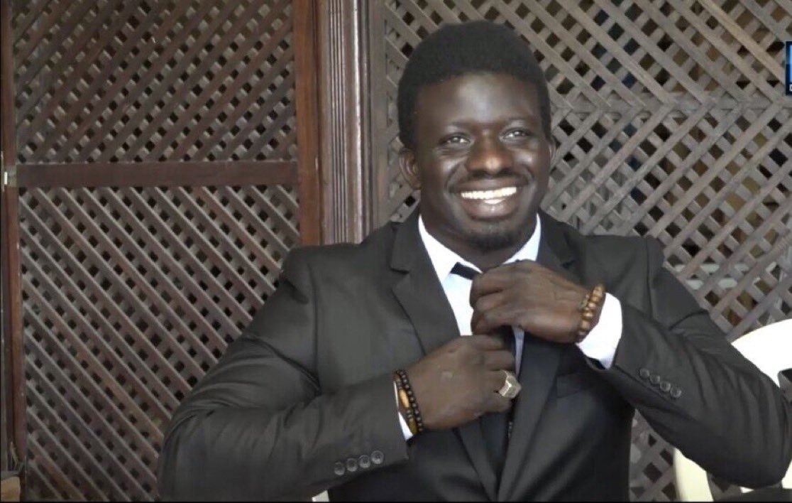 m_faye7's tweet photo. Pape Thiaw a demandé aux joueurs sénégalais d’être nuls pendant les matchs amicaux afin de laisser la France ouvrir le Kinder Surprise https://t.co/wUiuO0ksS9