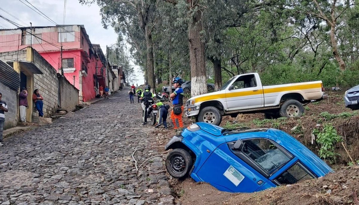 vichoguate's tweet photo. Ruta al Cerro de la Cruz, Antigua Guatemala.

Sin heridos https://t.co/vNvY7PW9d7
