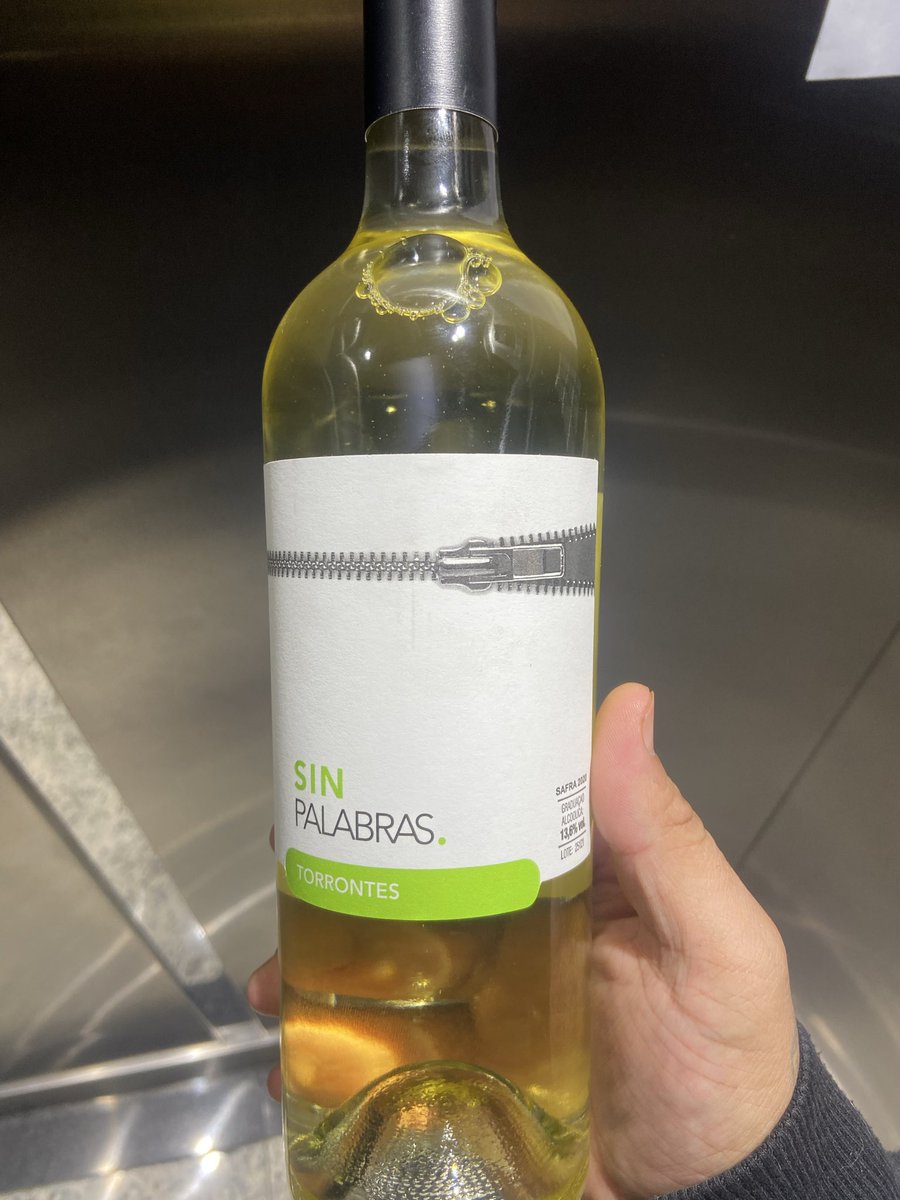 hector_peris's tweet photo. Mt sugestivo o rótulo desse vinho https://t.co/rCF8ihkFn4