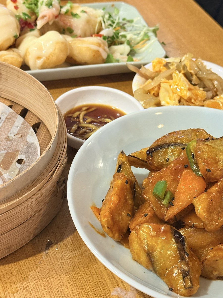 labooor2's tweet photo. 어쩌다 내친구들이 유령이되어가지고ㅜ.ㅠ
깔깔 웃었다 얘들아 크새가 너무 맛있고 가지튀김이 예술이에요 🥺✨ https://t.co/ivJm8AT889
