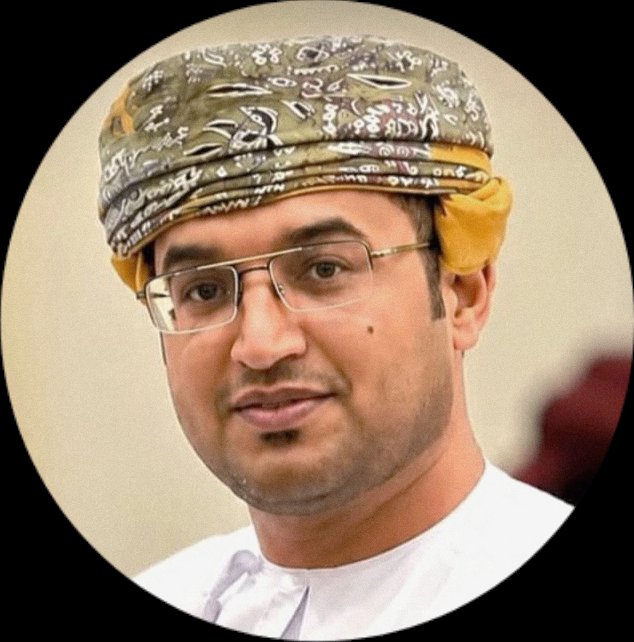 ABUAMRSLL's tweet photo. رحل النقي، رحل الوفي، رحل الأصيل، رحل صاحب المواقف الصادقة، ورحل من كانت له مكانة خاصة في القلب.

رحل سالم بن عامر محسن الغريبي، ولكن ستبقى مواقفه حاضرةً في ذاكرتي ما حييت.

وأشهد الله، وأشهد الله، وأشهد الله، أنه كان وفيًّا في كثير من المواقف، صادقًا في أخوته، كريمًا في تعامله، نقيَّ السريرة. كان رجلًا يُعتمد عليه، وتُحفظ له المواقف، وكان صديقًا ونعم الصديق، وأخًا ونعم الأخ.

وبرحيله فقدت رجلًا عزيزًا، وقلبًا نقيًا، وسندًا صادقًا، وأحد أنبل الأشخاص الذين عرفتهم في حياتي.

الفقد موجع، والمصاب جلل، ولكنها إرادة الله التي لا مردَّ لها، وإنا بقضائه وقدره مؤمنون.

أسأل الله العلي القدير أن يتغمد أخي العزيز سالم بن عامر محسن الغريبي بواسع رحمته، وأن يغفر له، ويكرم نزله، ويوسع مدخله، ويسكنه فسيح جناته، وأن يجعل قبره روضةً من رياض الجنة، وأن يجزيه خير الجزاء على ما قدم من خير ومعروف، وأن يلهم أهله وذويه ومحبيه الصبر والسلوان.
إنا لله وإنا إليه راجعون.

د / خالد بن علي أحمد آل إبراهيم 
١٠ يونيو ٢٠٢٦م
