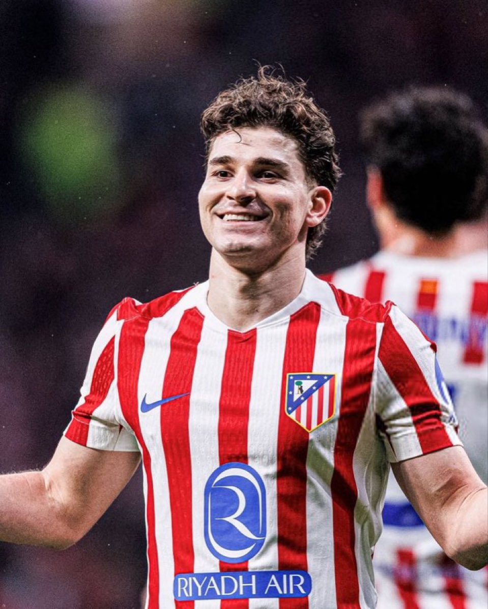 ActuFoot_'s tweet photo. 🚨 JULIAN ALVAREZ 🇦🇷 ET SON REPRÉSENTANT VEULENT LE BARÇA ! 💙❤️

Le club continue de cibler l’Argentin mais il attend plus de mouvements de la part du joueur.

Le désir est clair : S’IL Y A DÉPART CE SERA LE FC BARCELONE qui est prêt à aller jusqu’à 120 M€ + bonus. 💰

🗞️ @monfortcarlos