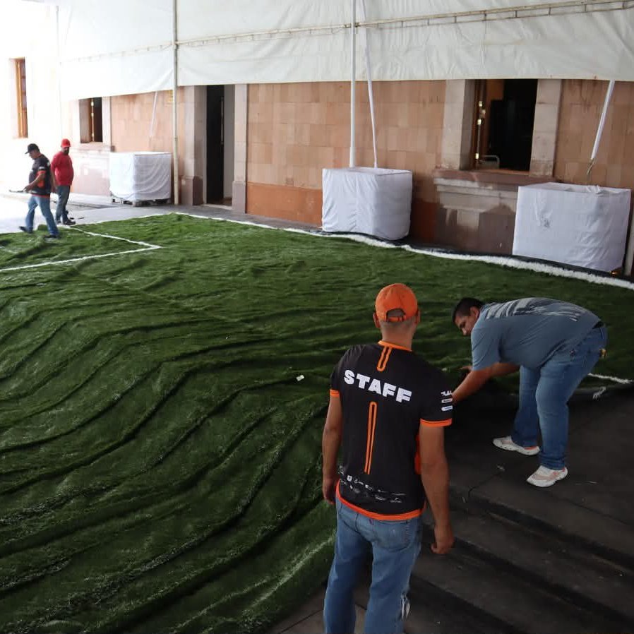 AlcaldiasMx's tweet photo. ¡Tlajomulco [@GobTlajomulco] se transforma en estadio para vivir la fiesta del Mundial 2026!

El alcalde Gerardo Quirino [@GerardoQuirinoV] y Salvador Alejandre del Consejo Municipal Del Deporte de Guadalajara [@comudegdl] anunciaron el Tlajo Fut Fest, un espacio gratuito que reunirá a familias y aficionados para disfrutar de los partidos del Mundial en la Plaza Principal. 

Nota: 📑 https://t.co/kZtQWJuxih 

Habrá pantalla para las transmisiones, actividades recreativas, juegos, gastronomía y dinámicas organizadas por distintas dependencias municipales.