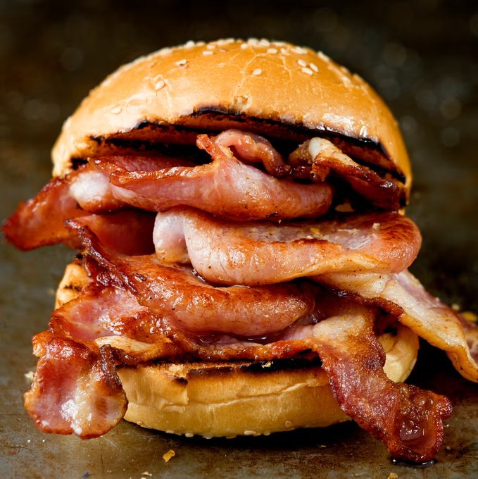 isaacrrr7's tweet photo. 🚨🇬🇧 Los musulmanes en el Reino Unido piden la PROHIBICIÓN de comer en público durante las horas del día de RAMADÁN.

Argumentan que ver a la gente comiendo aumenta su tentación y que el Islam debe ser respetado.

¿Cuál es tu mensaje para ellos? https://t.co/J8e1QbTMCV