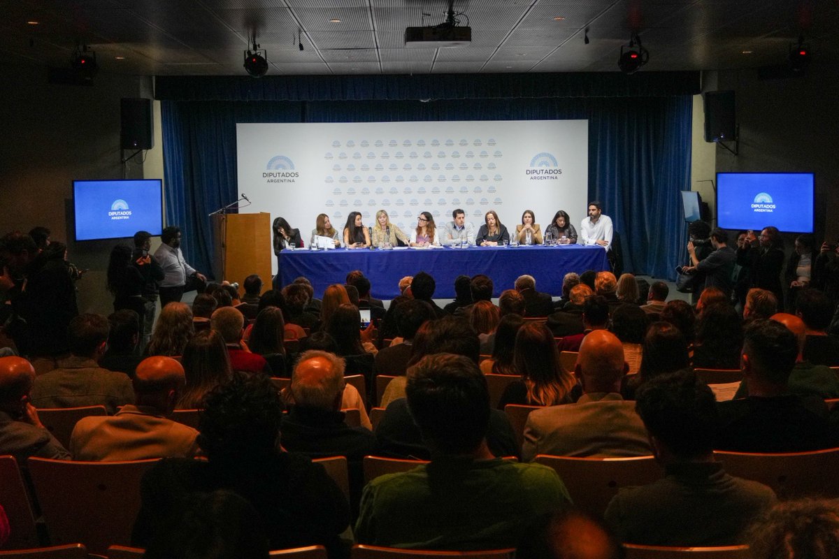 MarceBasualdo__'s tweet photo. Hoy en el Congreso Nacional nos reunimos intendentes, legisladores, concejales y representantes de distintas secciones electorales para defender la Zona Fría. Con diálogo y trabajo conjunto, buscamos estrategias para proteger una herramienta fundamental para millones de familias. https://t.co/Q9Vv82eJFV
