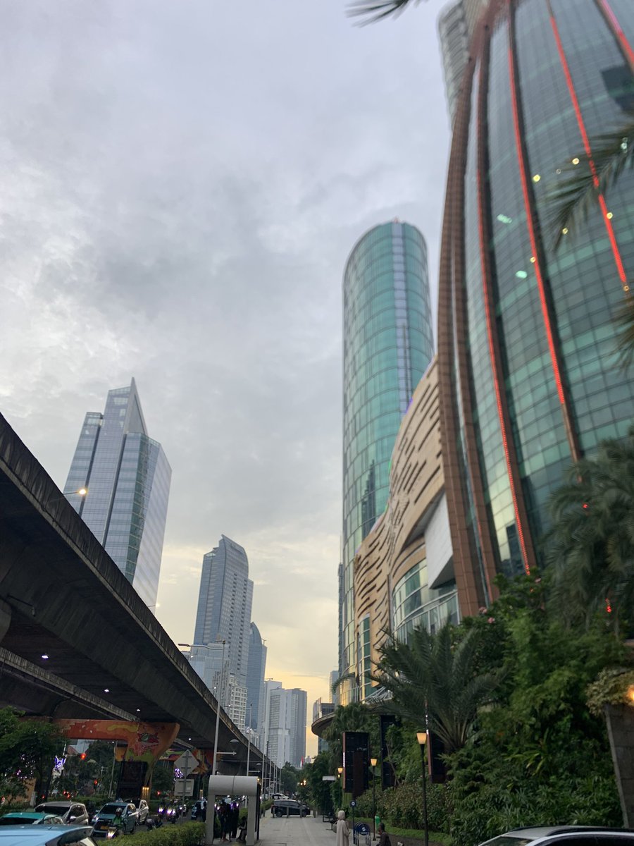 akudepii's tweet photo. gapapa kak aku juga sama kok, selalu amaze liat pencakar langit di jakarta. maklum bdg gapunya https://t.co/BJB7RwZGoC