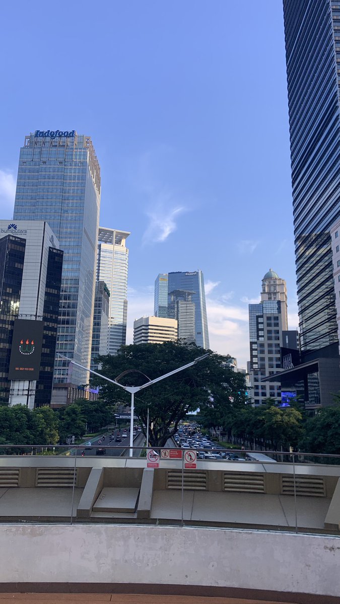 akudepii's tweet photo. gapapa kak aku juga sama kok, selalu amaze liat pencakar langit di jakarta. maklum bdg gapunya https://t.co/BJB7RwZGoC