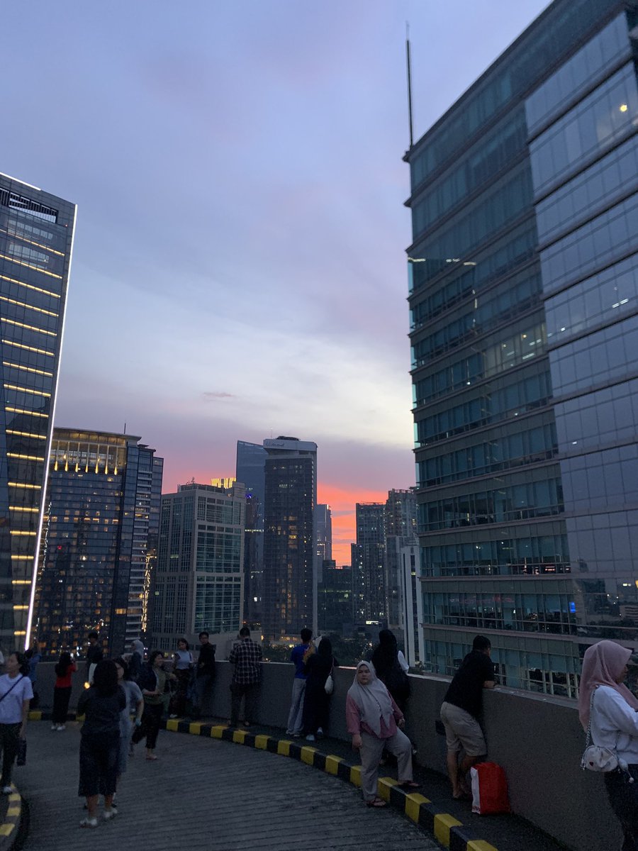 akudepii's tweet photo. gapapa kak aku juga sama kok, selalu amaze liat pencakar langit di jakarta. maklum bdg gapunya https://t.co/BJB7RwZGoC