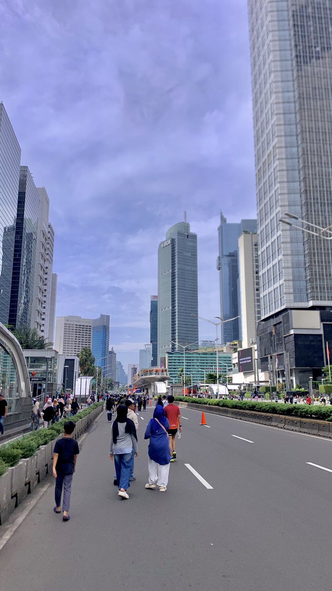 akudepii's tweet photo. gapapa kak aku juga sama kok, selalu amaze liat pencakar langit di jakarta. maklum bdg gapunya https://t.co/BJB7RwZGoC